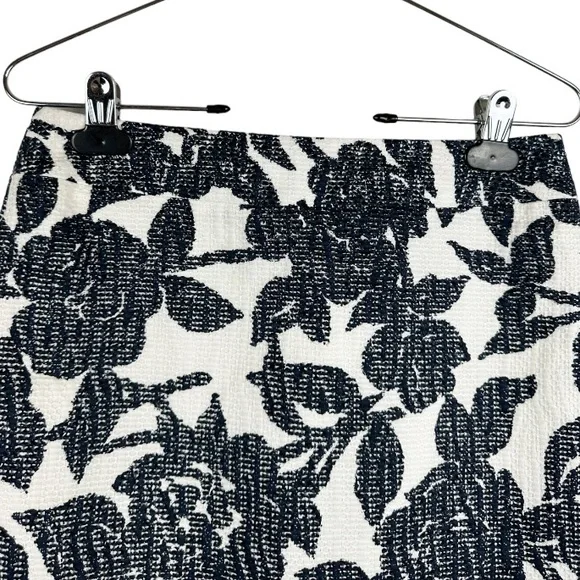 Ann Taylor Petites Navy Blue White Floral Skirt Size 2P 2 Petite - Picture 2 of 7